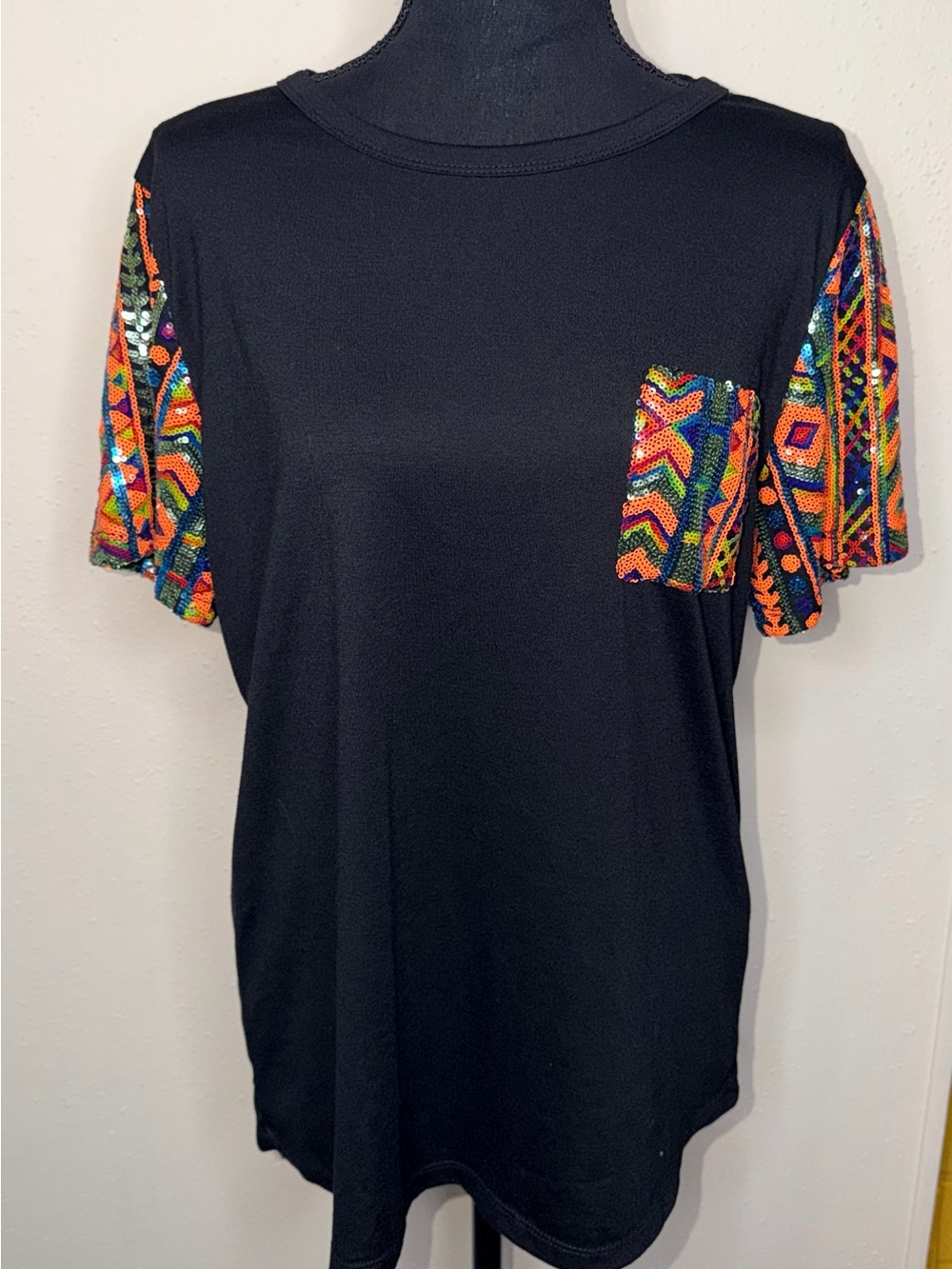 Sunshine & Rodeos Womens Black T-Shirt Multicolor Sequined Sleeves Pocket Sz L - Picture 1 of 9